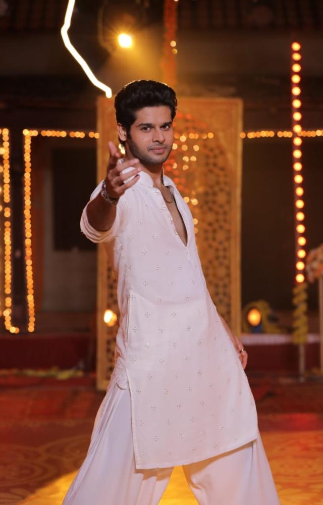 Abhimanyu opted for a simple pastel-coloured kurta and paired it with Patiala pants