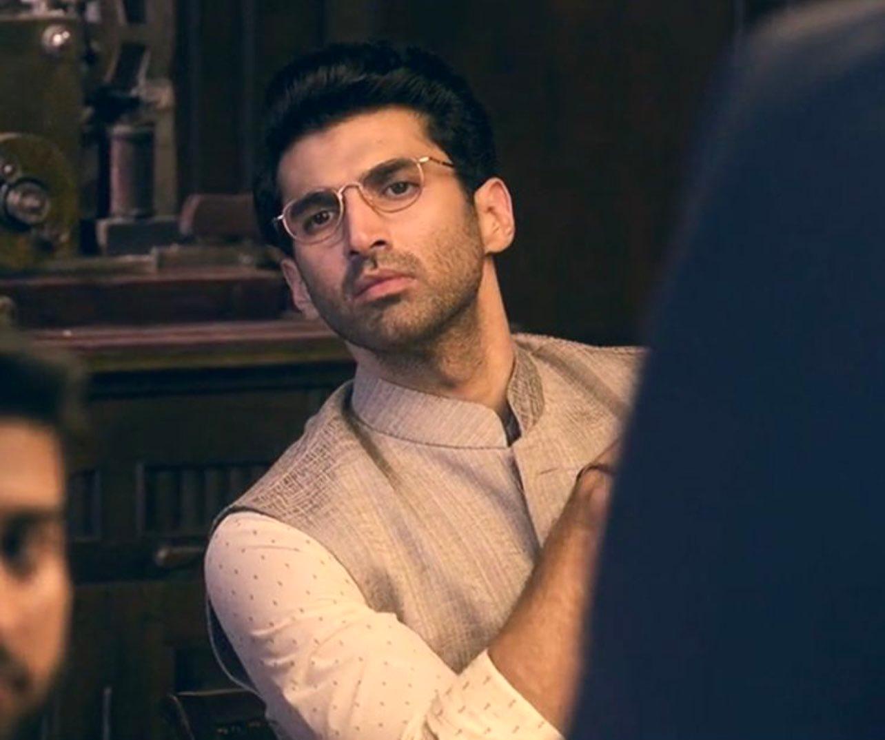 Although Kalank did not receive half the praise it deserved, Aditya Roy Kapur won the lottery of compliments over his looks in this movie