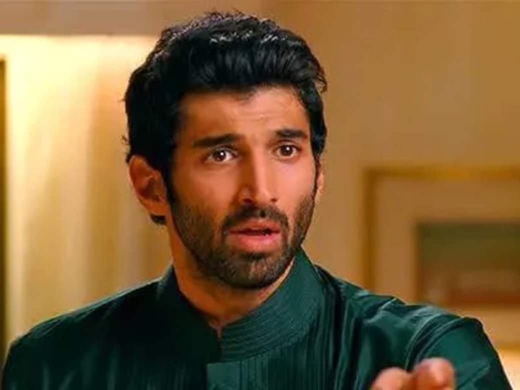 In the second half of the film, life has caught up with ARK and he plays it perfectly. The scene of him in the green sherwani made him an icon