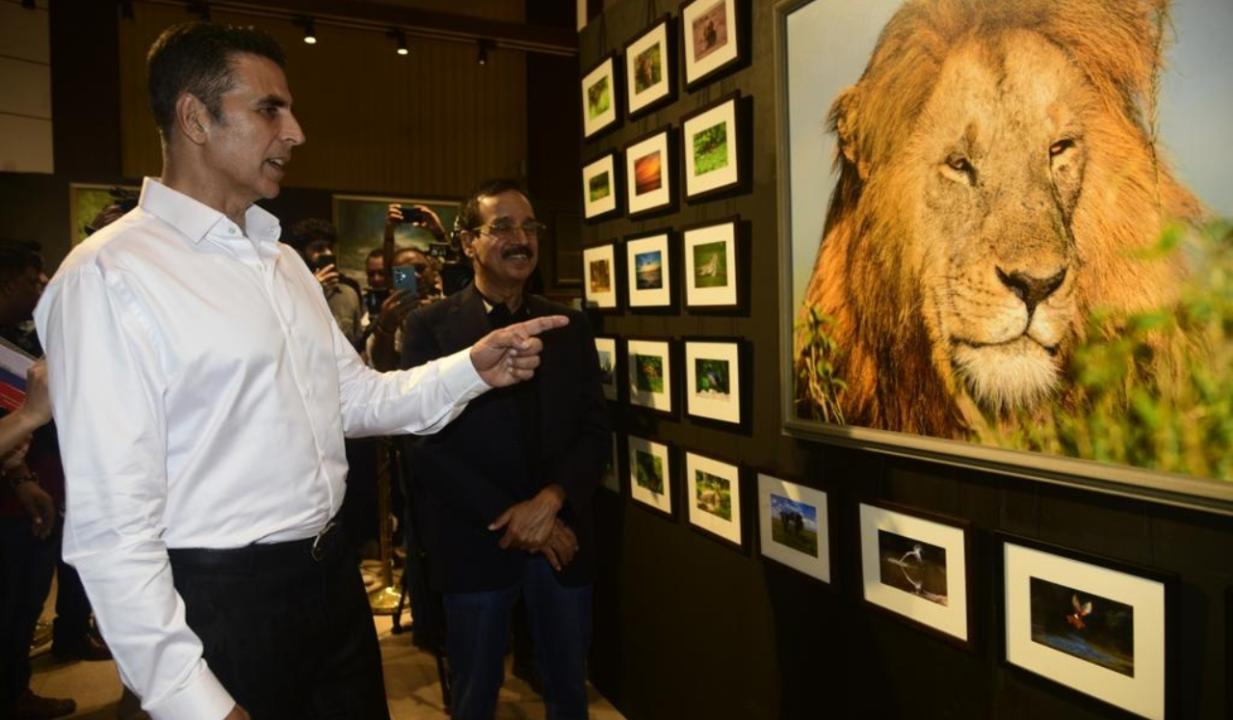 Akshay, Fadnavis and others visit Dr. Panda`s wildlife photo exhibition