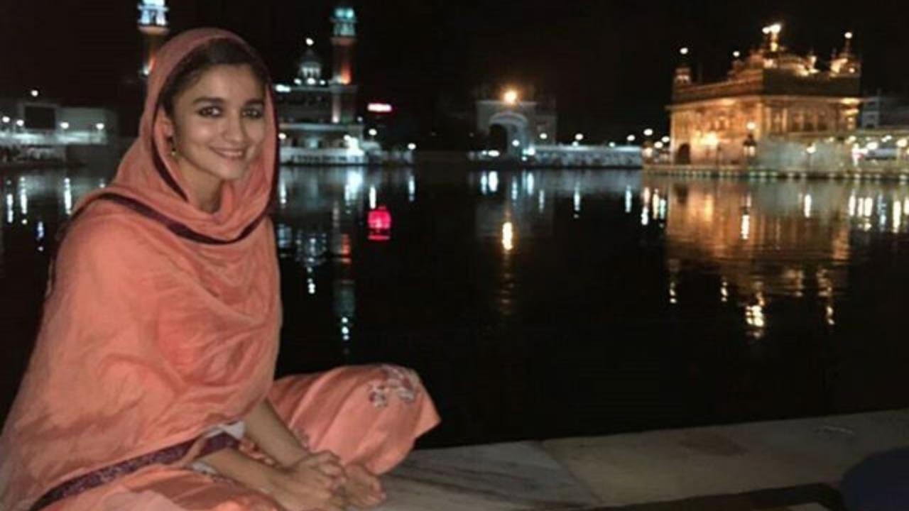 Alia Bhatt was clicked at the Golden Temple several years ago. The actress had worn a pastel pink outfit (Image source/ Twitter)