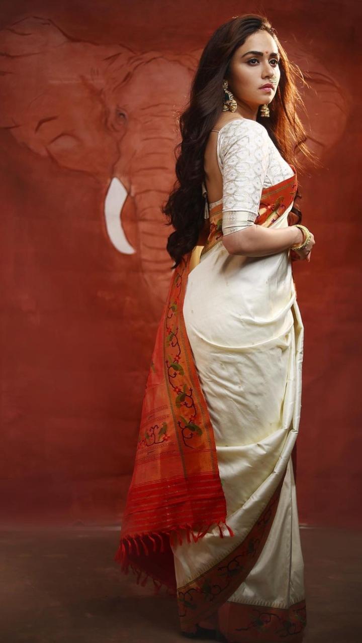Amruta Khanvilkar wore a stunning white paithani to promote her Marathi film, Chandramukhi. Looking gorgeous and graceful as ever, the actress was a sight to behold