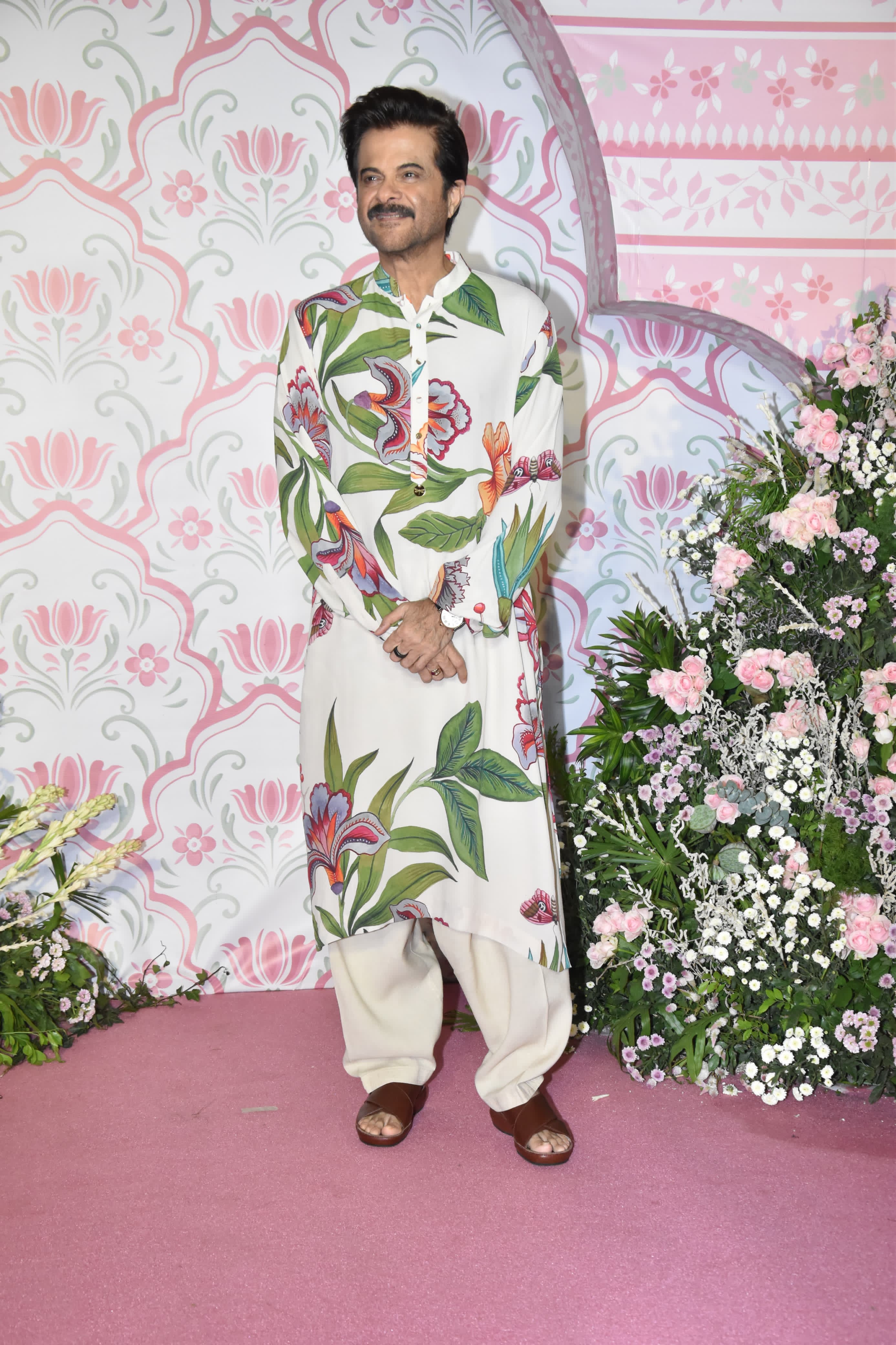 The timeless actor chose a kurta with nature motifs. He looked suave as always