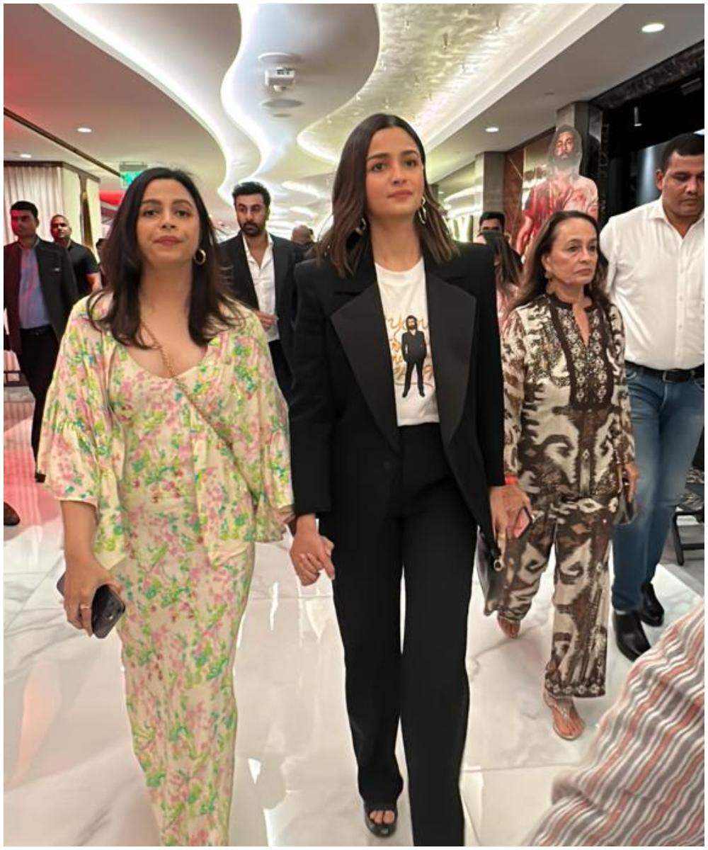 Alia Bhatt walked in with sister Shaheen Bhatt, wearing a T-shirt under a suit. The shirt had Ranbir Kapoor's photo on it. (Photo: Yogen Shah)