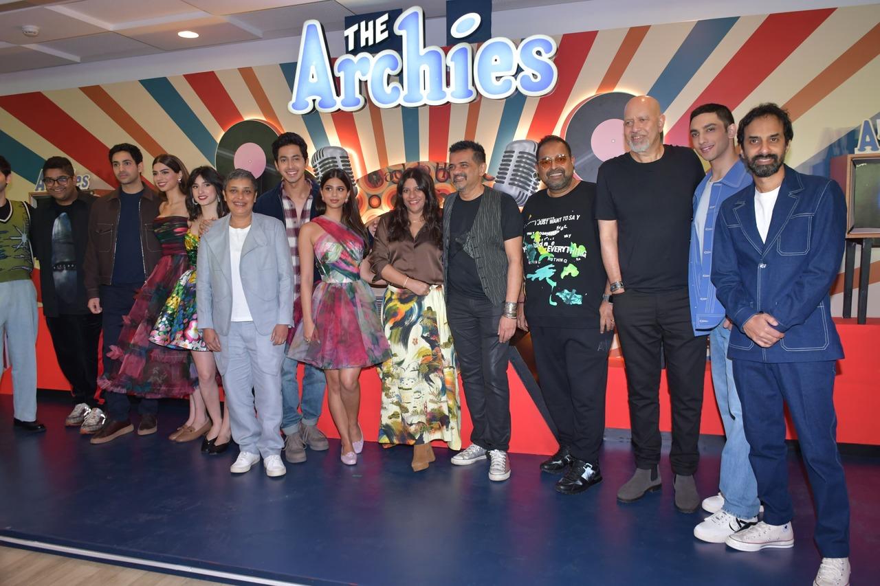The cast of The Archies posed with Zoya and Reema Kagti