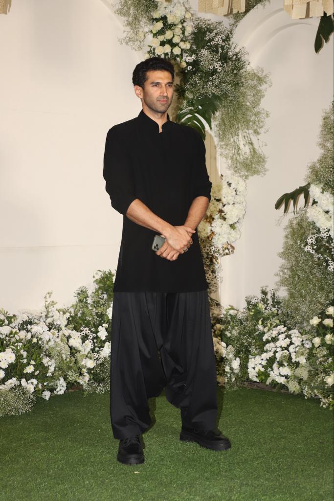 Heart-throb Aditya Roy Kapur was the man of the evening. Aditya was seen donning a black kurta paired with matching bottoms, making his fans drool over his good looks