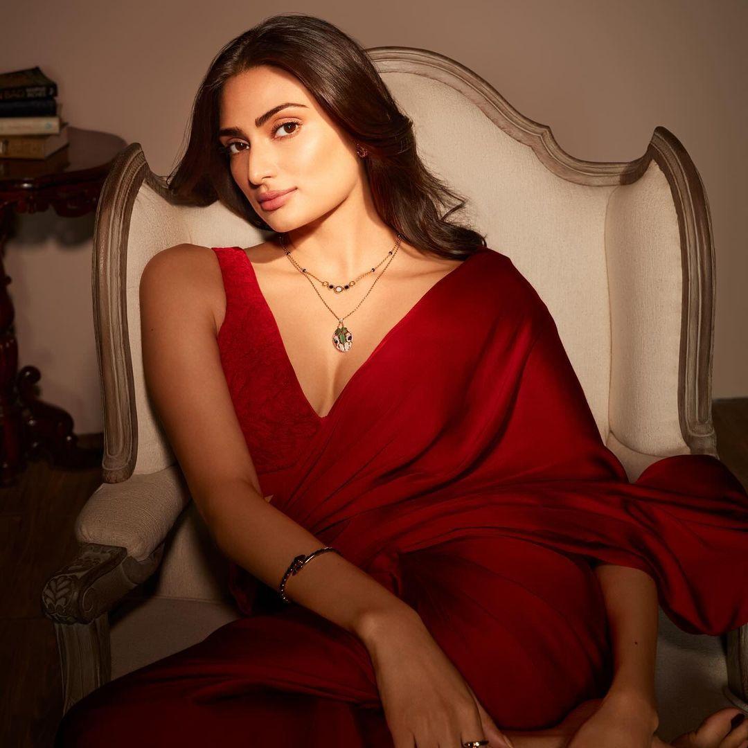 Athiya Shetty looked amazing in a red saree for Diwali 2023. 