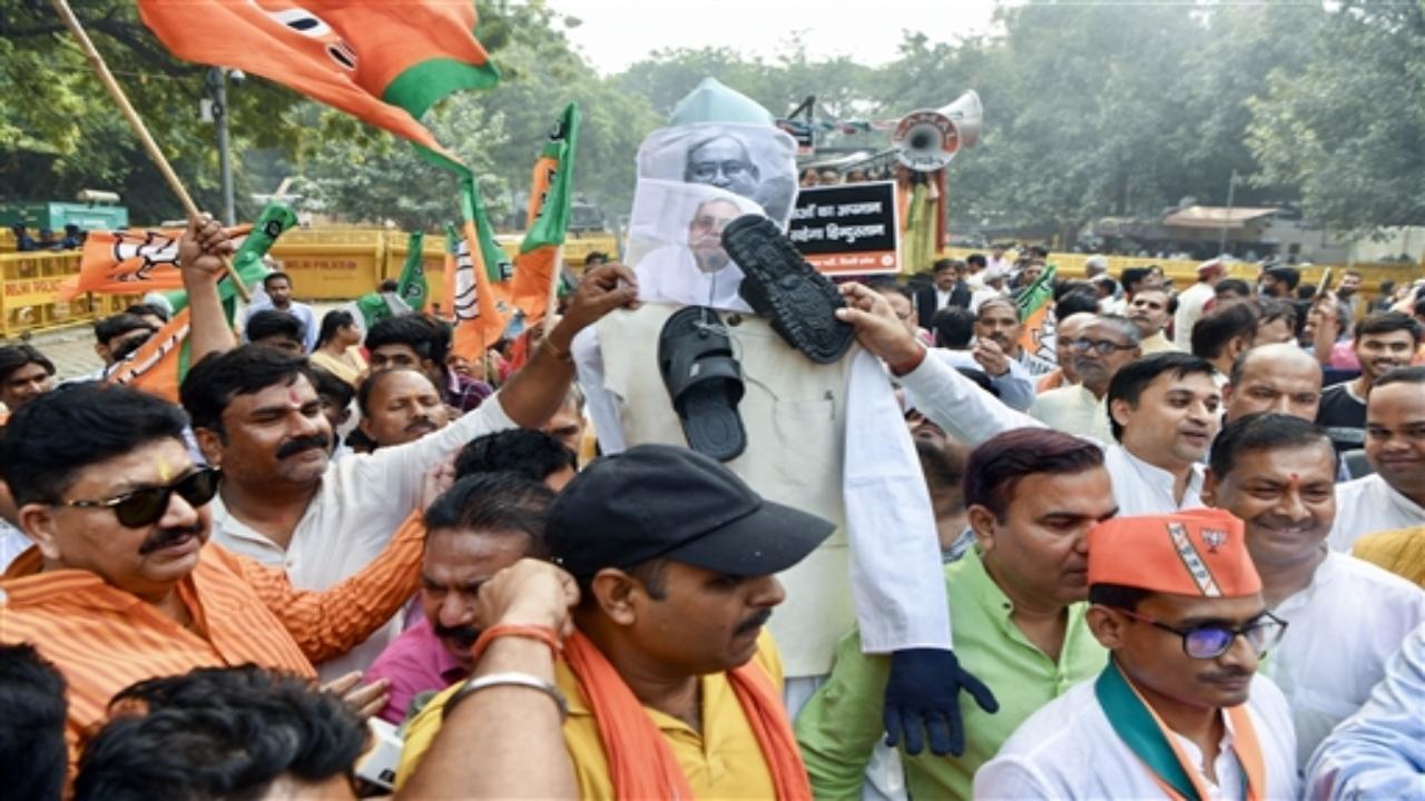 Delhi BJP demonstration at JD (U) office demanding resignation of Bihar CM Kumar