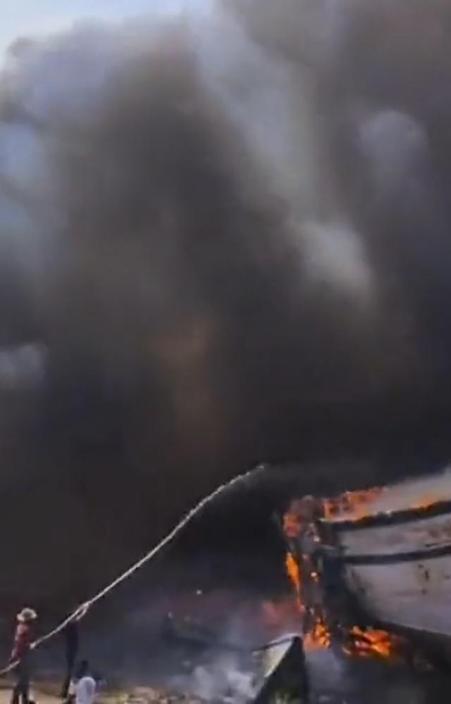 The fire that started from one boat soon spread to other boats that were anchored nearby
