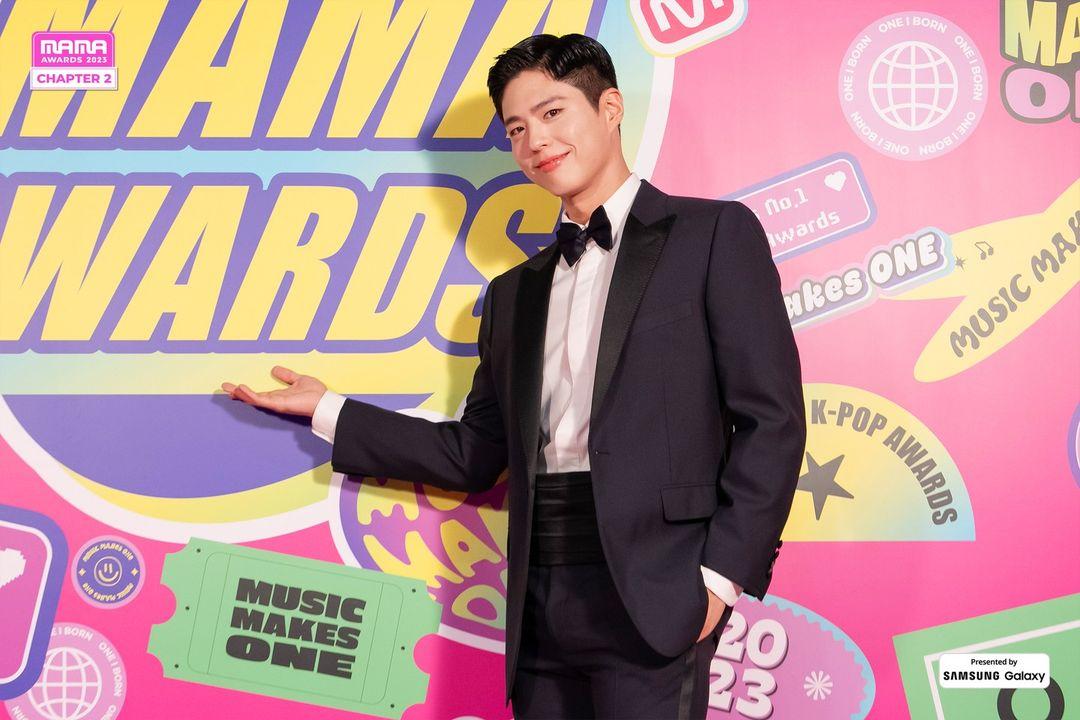 On November 29, Day 2 of the 2023 MAMA Awards took place at the Tokyo Dome in Japan, with Park Bo Gum serving as MC.