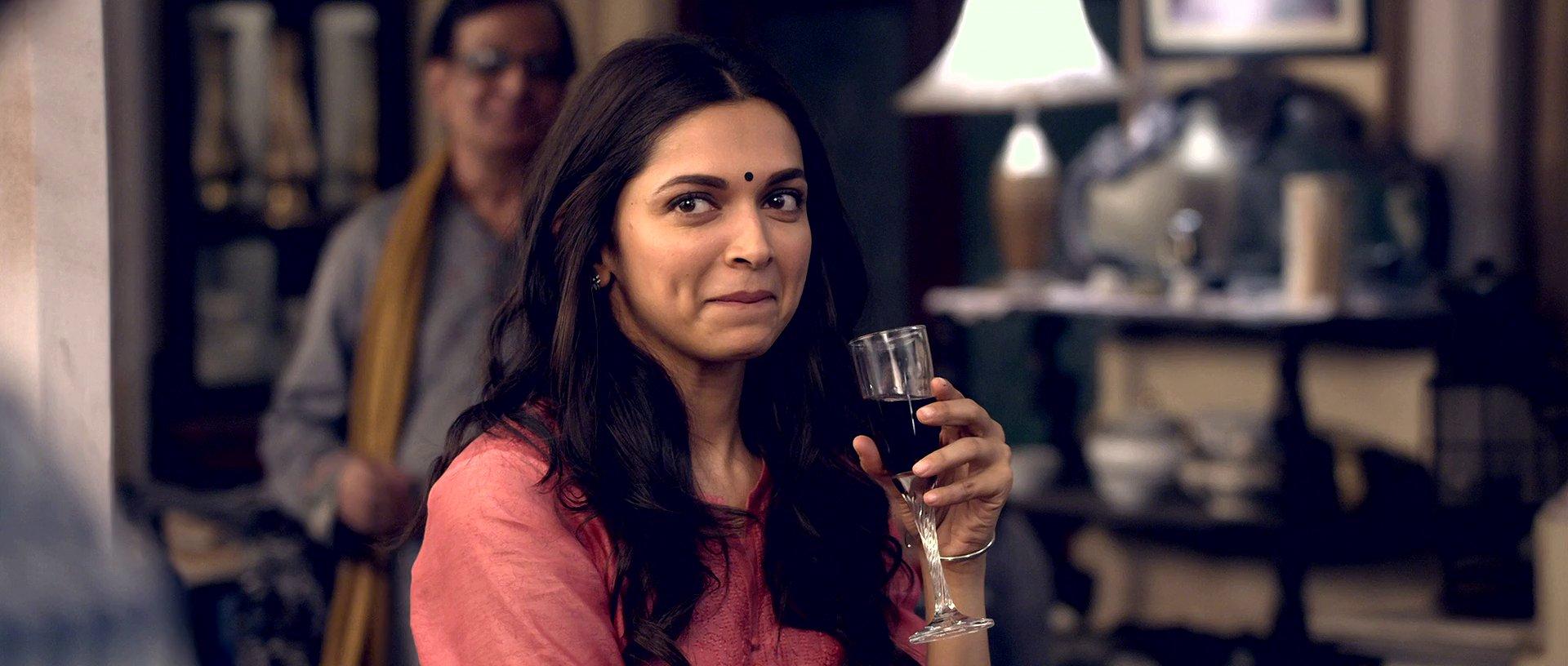 Deepika Padukone in Piku showed us that simple can still storm all our hearts. Plain colour kurtas and black kohled eyes became all the rage