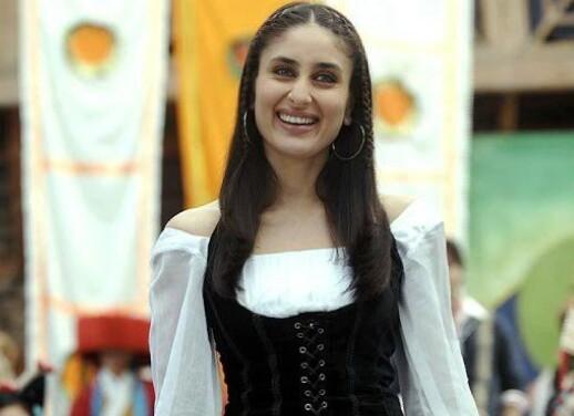 Among the many looks, Kareena Kapoor donned in Jab We Met. This corset-skirt moment continues to inspire GenZ even to this day. You will find children recreating this outfit for various competitions from school to college.