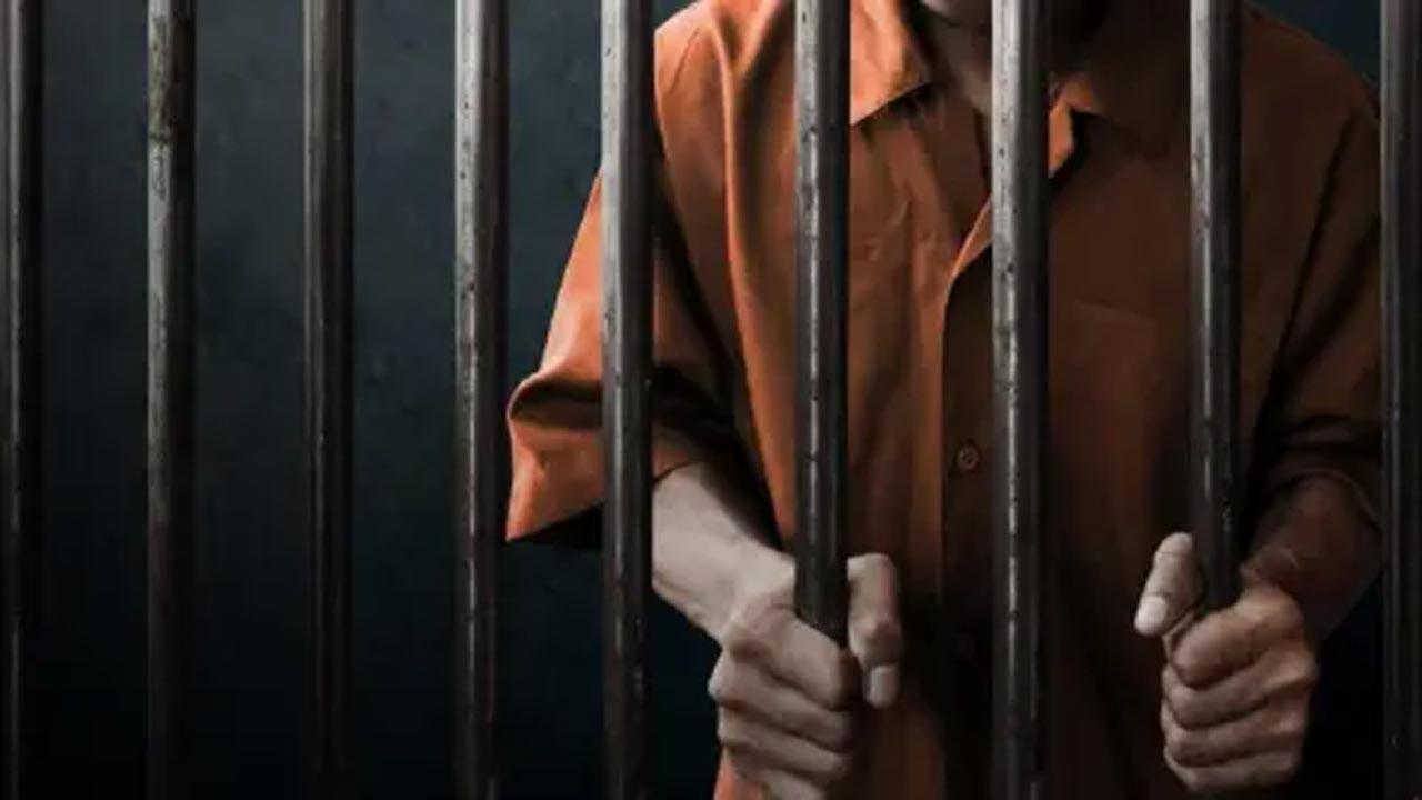 Cook impersonating a cop arrested from Delhi's Sagarpur