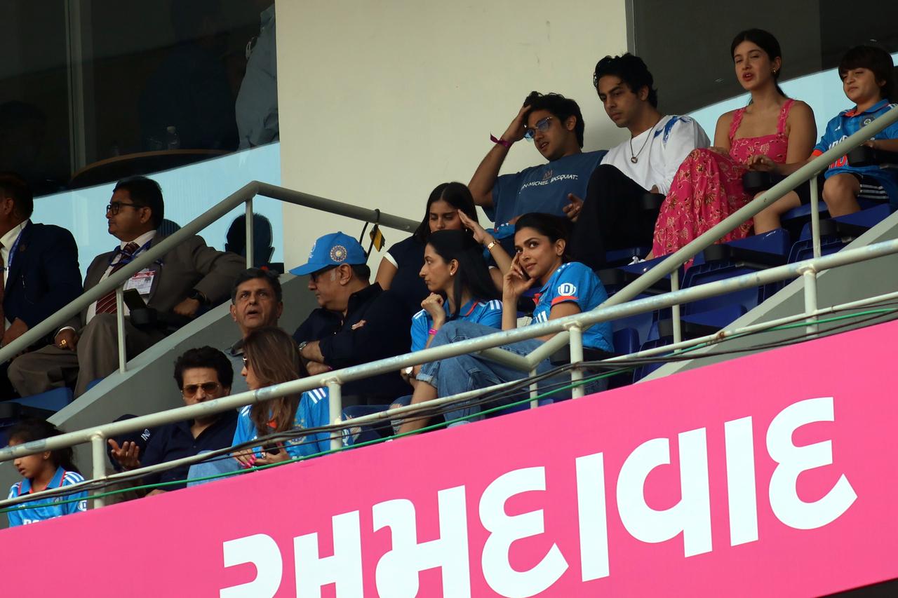 Ranveer Singh and Deepika Padukone watch the match. They were joined by their respective fathers as well. Deepika's sister Anisha was also seen with them