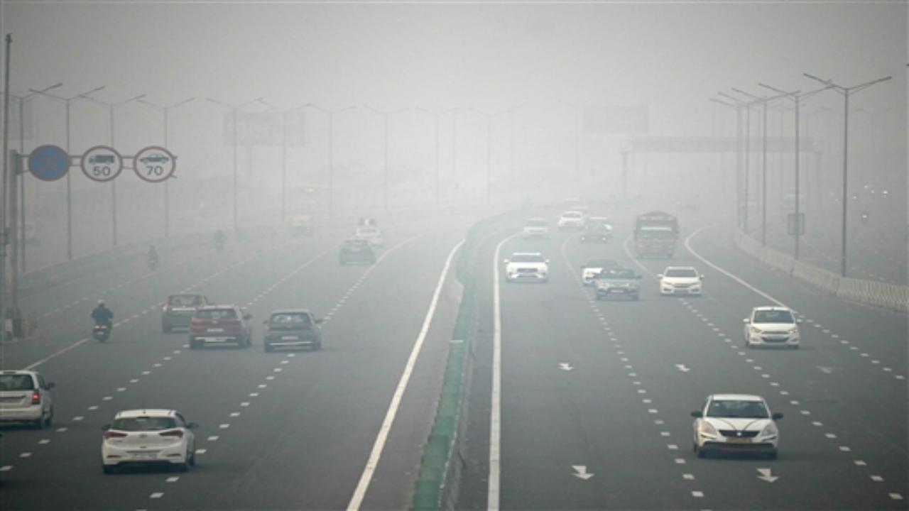 According to the Central Pollution Control Board (CPCB), the air quality at 7 am in different areas was recorded as follows: Bawana 442, RK Puram 418, Jahangirpuri 441, Dwarka 416, Alipur 415, Anand Vihar 412, ITO 412, and near the Delhi airport, the Air Quality Index (AQI) was recorded at 401.