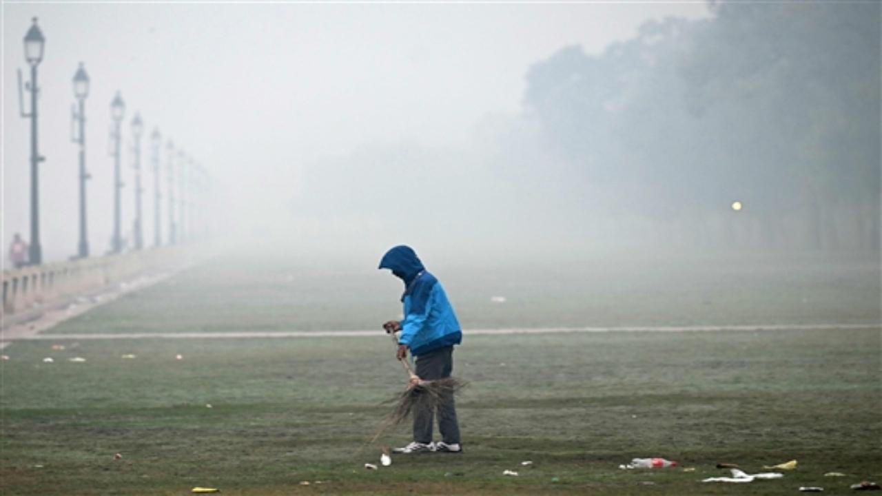 Delhi recorded a jump in pollution levels and a smoky haze returned on Monday morning after residents flouted the ban on firecrackers on Diwali night