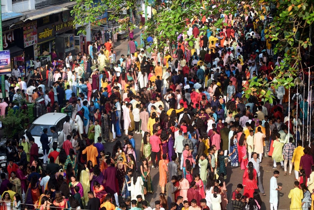 Thanekars gathered on Gadkari Rangayatan Road, Ram Maruti Road, and Naupada Junction on the occasion of Diwali
