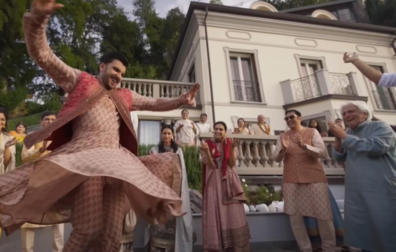 Ranveer danced his heart out at Deepika's mehendi and the actress looked at him lovingly