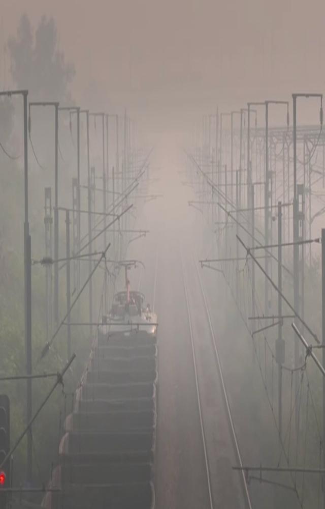 Meanwhile, the Gurugram-Mahipalpur area also remained enveloped in the haze of smoke and fog early this morning. The city's Air Quality Index has remained hazardous for the sixth consecutive day this week.