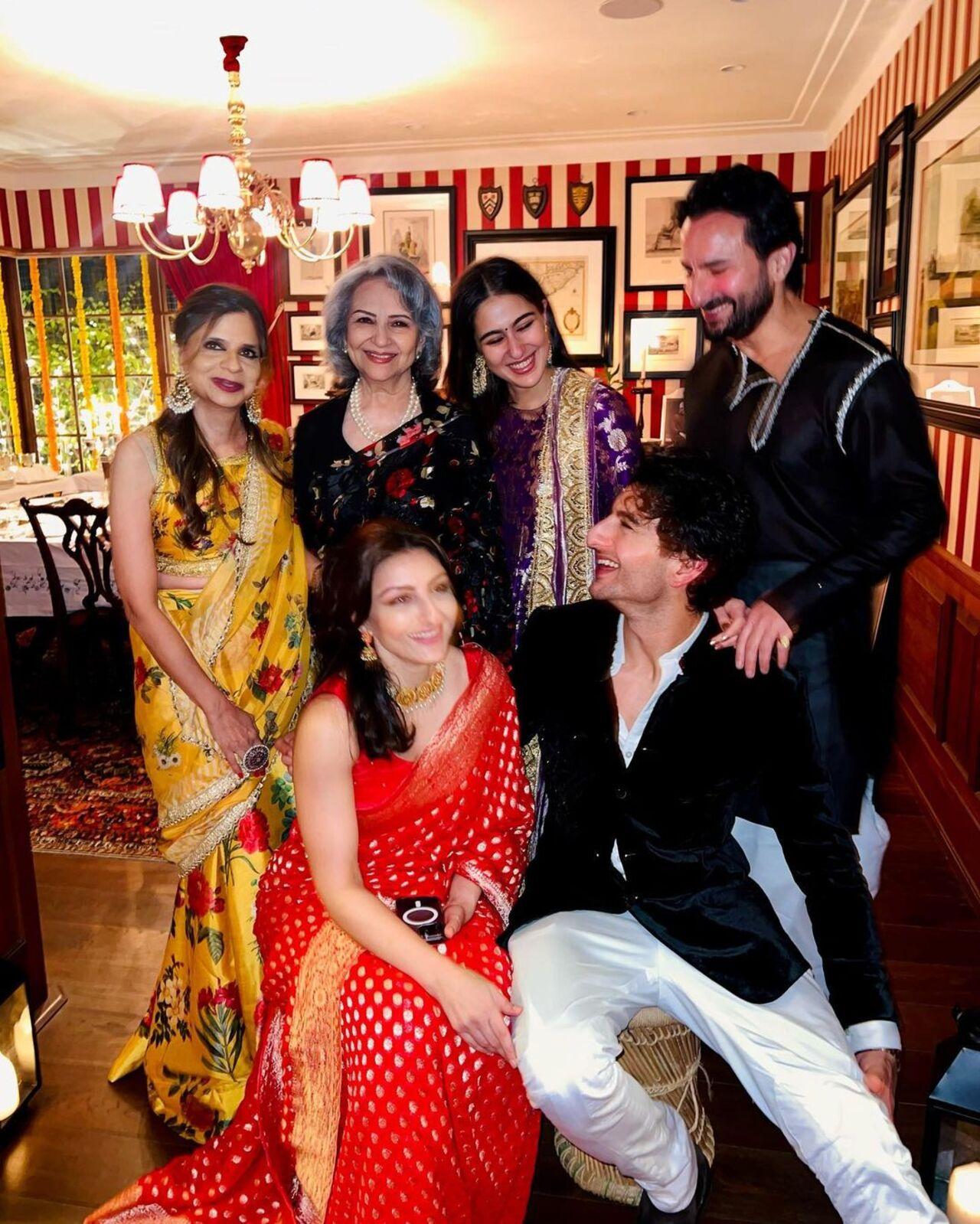 Saif Ali Khan poses with his kids from his first marriage- Sara and Ibrahim Ali Khan along with Saba Pataudi, Soha Ali Khan and Sharmila Tagore