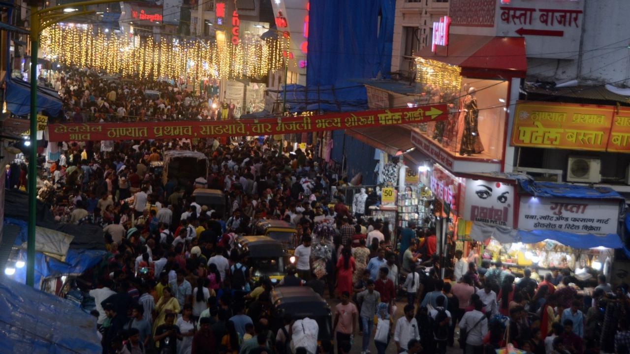 Huge crowds were seen at markets in Thane and Mumbai ahead of Diwali. Pics/Satej Shinde and Atul Kamble 