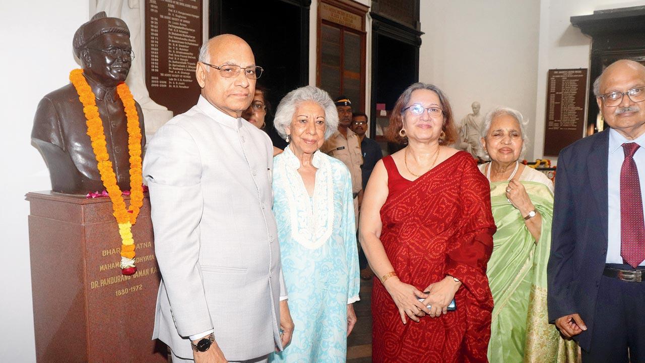 (From left) Governor Ramesh Bais with core committee members Vispi Balaporia, Shehernaz Nalwalla, Meenal Kshirsagar and Dr Vishnu Kanhere. Pic/Anurag Ahire