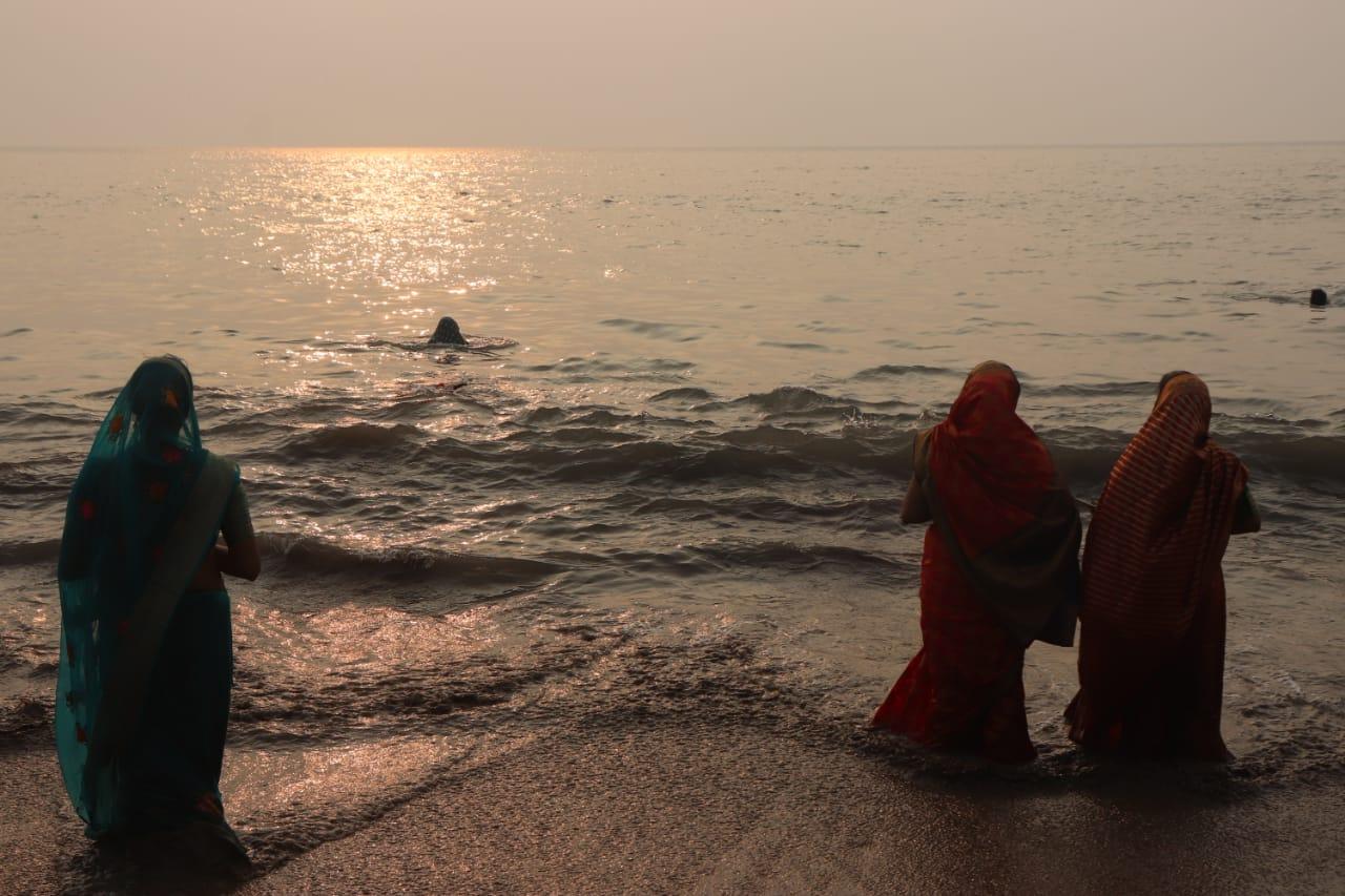 After offering Arghya to the setting Sun, the next morning Arghya is offered to the rising Sun (Pic/Anurag Ahire)