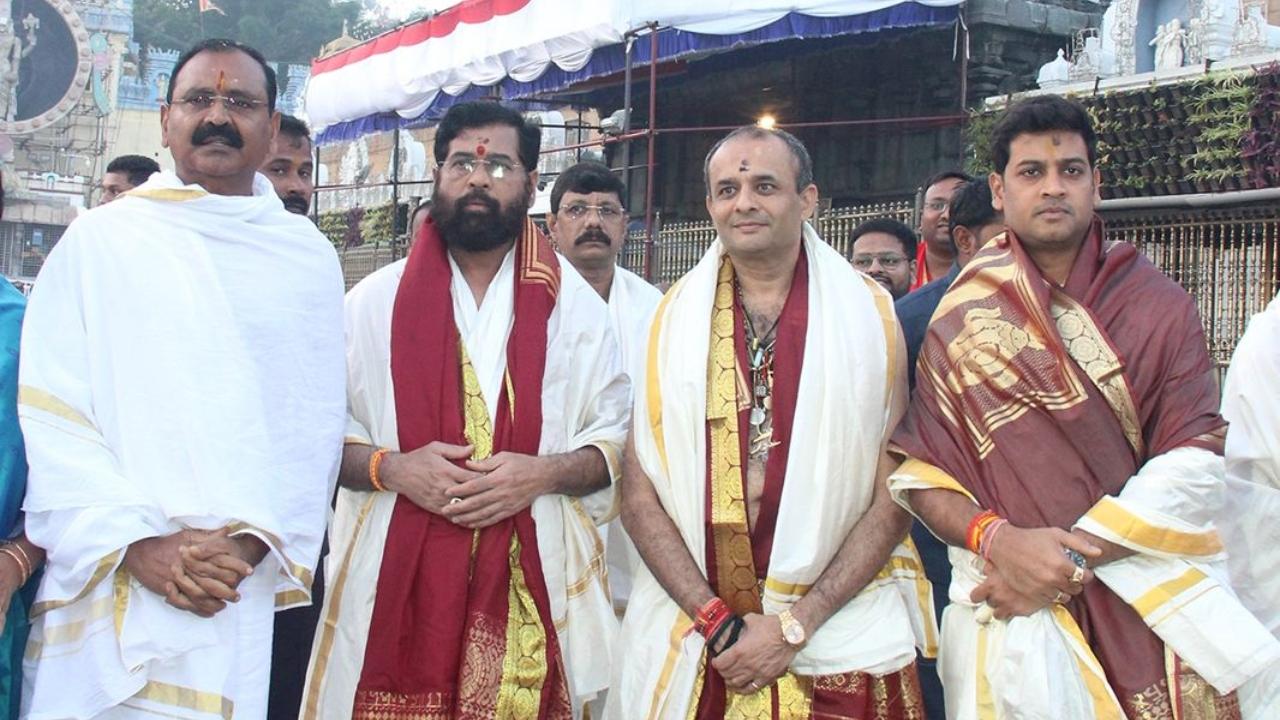 The temple officials welcomed the Chief Minister and his family with traditional rituals