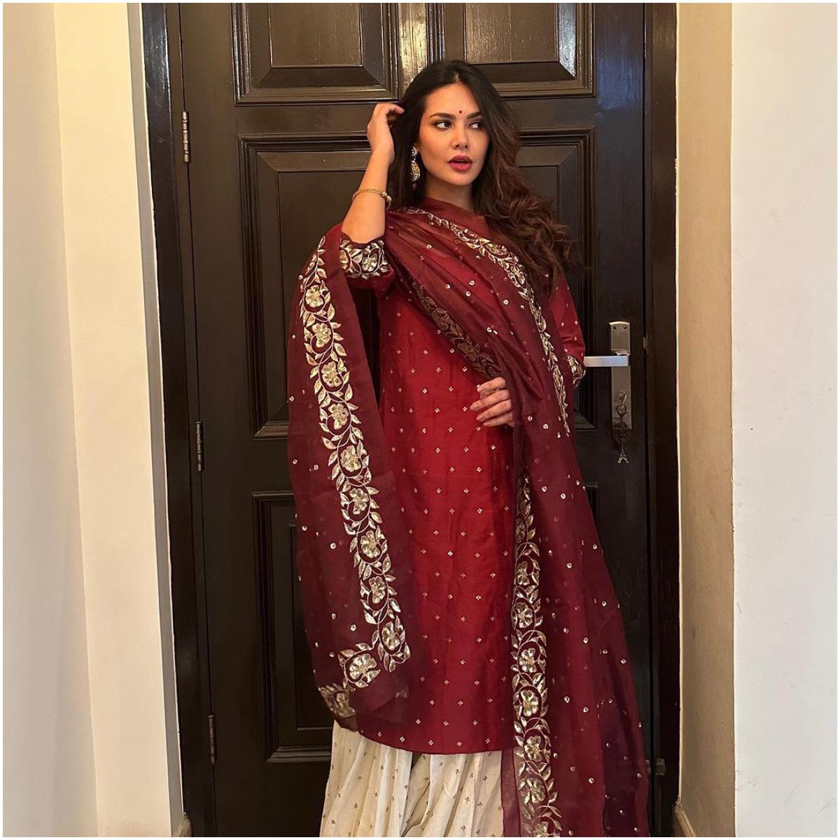 Another simple ethnic look from Esha. The actress pairs a maroon kurta and dupatta with a beige salwar for this festive outfit