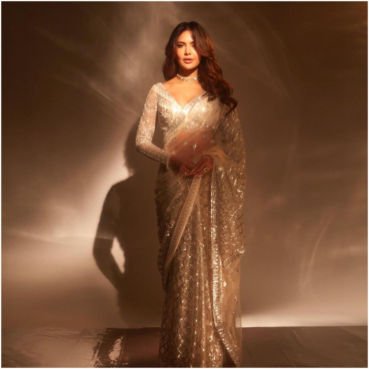 Serving another ethnic look, Esha opts for the quintessential saree this time. This shimmery number is perfect for festive season or attending a wedding