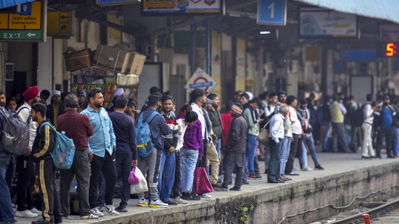 The farmers had blocked the Jalandhar national highway. They had also stepped up their protest by blocking a railway track on Thursday, but this blockade was lifted as soon as the Punjab government announced the meeting