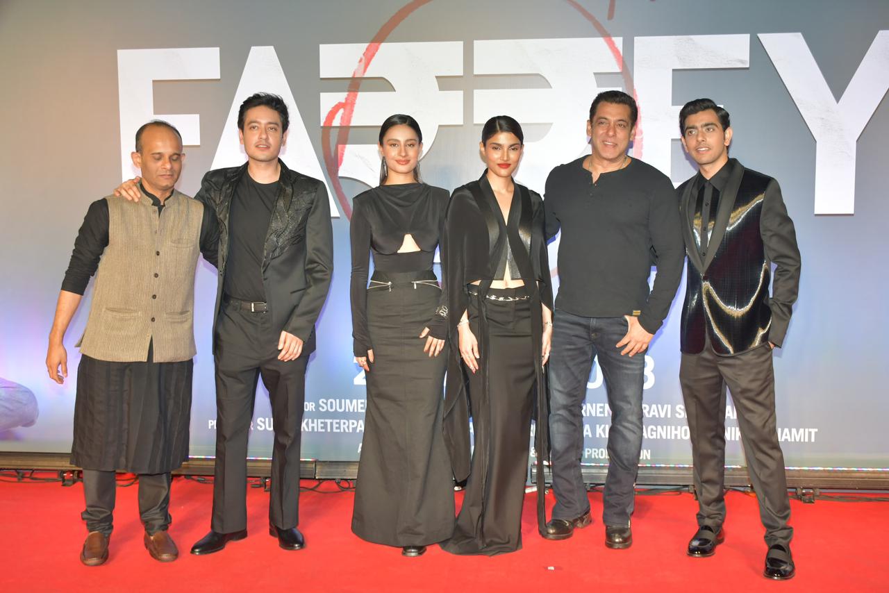 Salman Khan's niece, Alizeh Agnihotri had a screening for her first film 'Farrrey'; last night in Mumbai. The film features the talents of· Sahil Mehta, ·Juhi Babbar, Zeyn Shaw, Prasanna Bisht · Ronit Roy, Juhi Babbar, and more