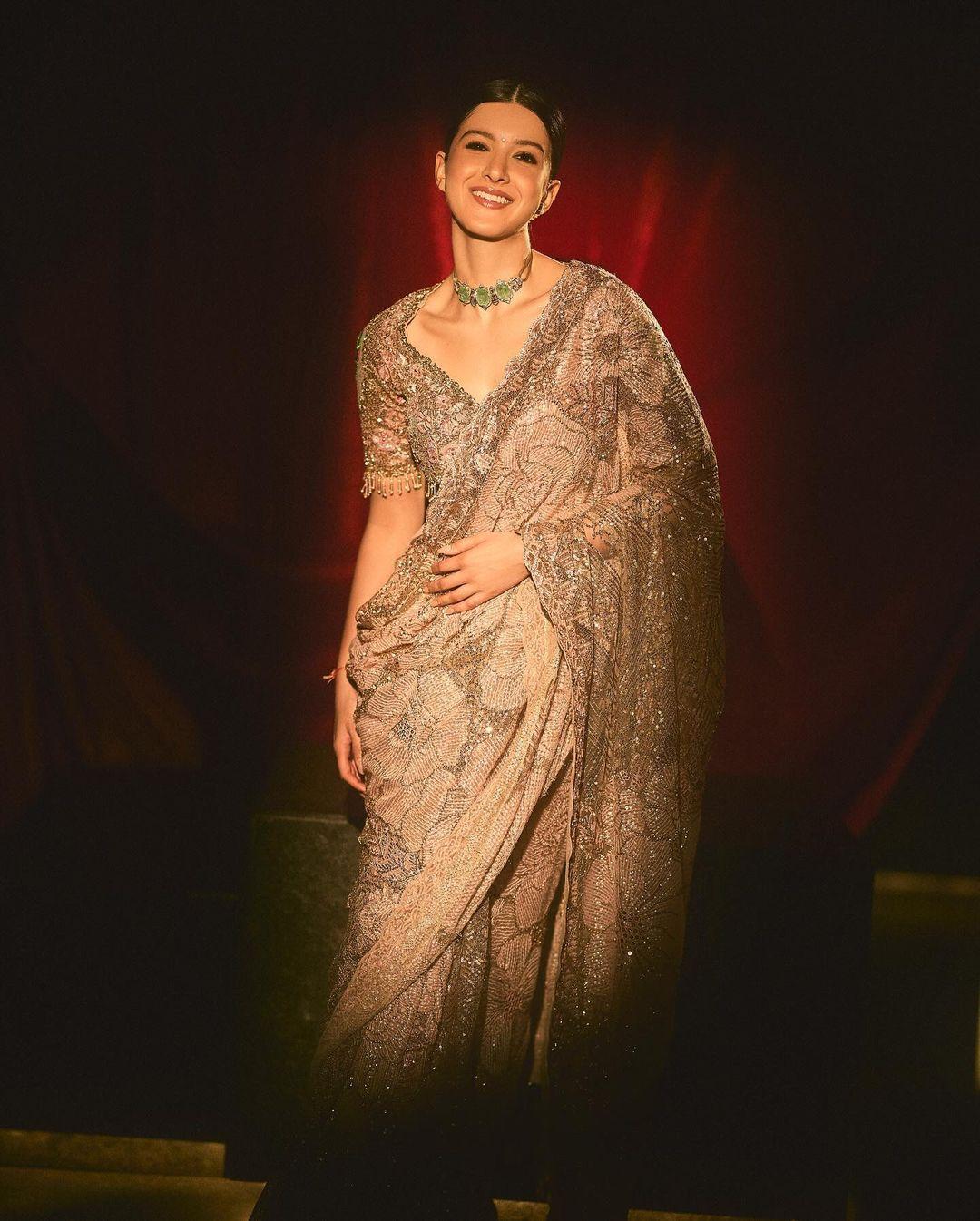 Shanaya Kapoor continues to set fashion standards with her mesmerizing saree look. The heavily embroidered saree, adorned with intricate parrot designs on the blouse sleeves, is truly amazing