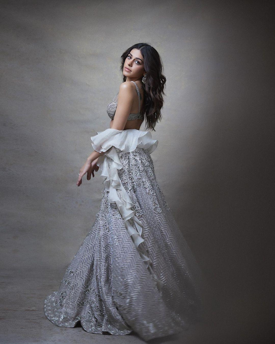 This lehenga is a perfect fit to ace your look at your best friend's wedding reception