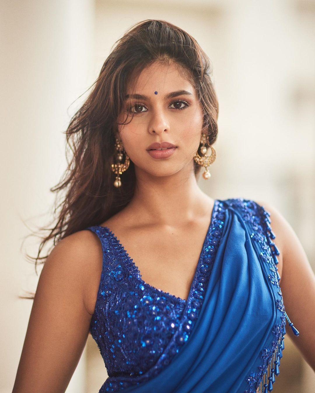 Mimic her style with a striking black bindi on your forehead, adding a touch of grace that steals the show without the burden of heavy attire
