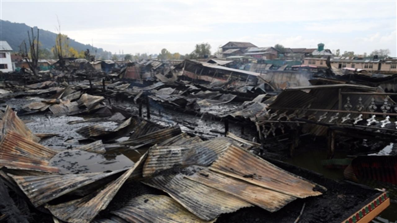 Eight people were rescued through collaborative efforts of the Srinagar Police, State Disaster Response Force, Tourist Police, Fire and Emergency Services, and locals