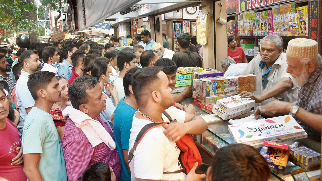 Citizens shop for crackers at Masjid Bunder on October 16, 2022. Pic/Ashish Raje