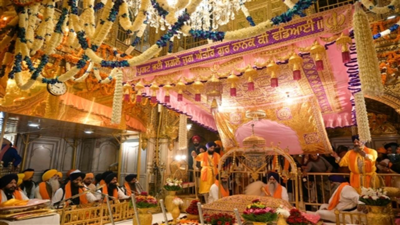 Every year, the auspicious occasion is held on the full moon date of Kartik month, also known as Kartik Purnima. Parkash Utsav is also observed on this day.