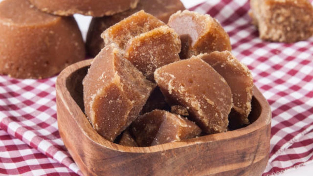 How jaggery aids in preventing damage from pollution