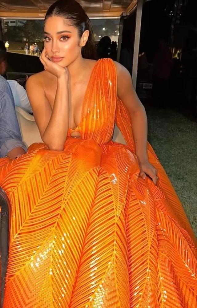 Janhvi Kapoor and her sultry contemporary orange saree were for the win. The modern twist on a traditional outfit was a perfect reflection of her evolving style