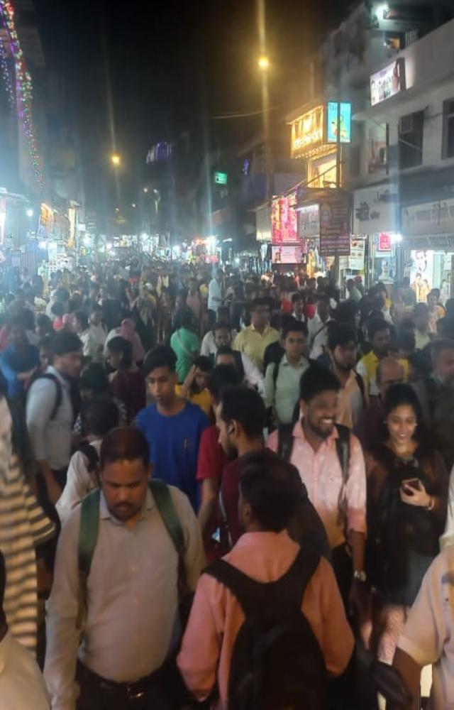 Kurla: People shop ahead of Diwali 2023