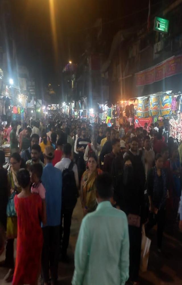 Scores of people were seen shopping near the Kurla Railway Station in Mumbai