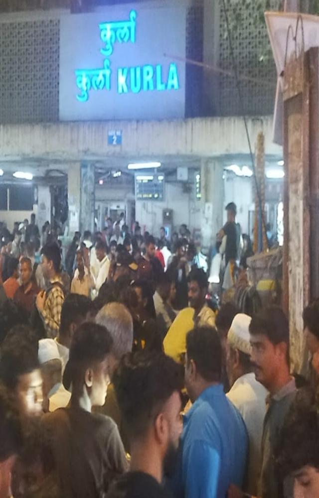 People thronged markets in Mumbai`s Kurla on Thursday ahead of the Diwali 2023