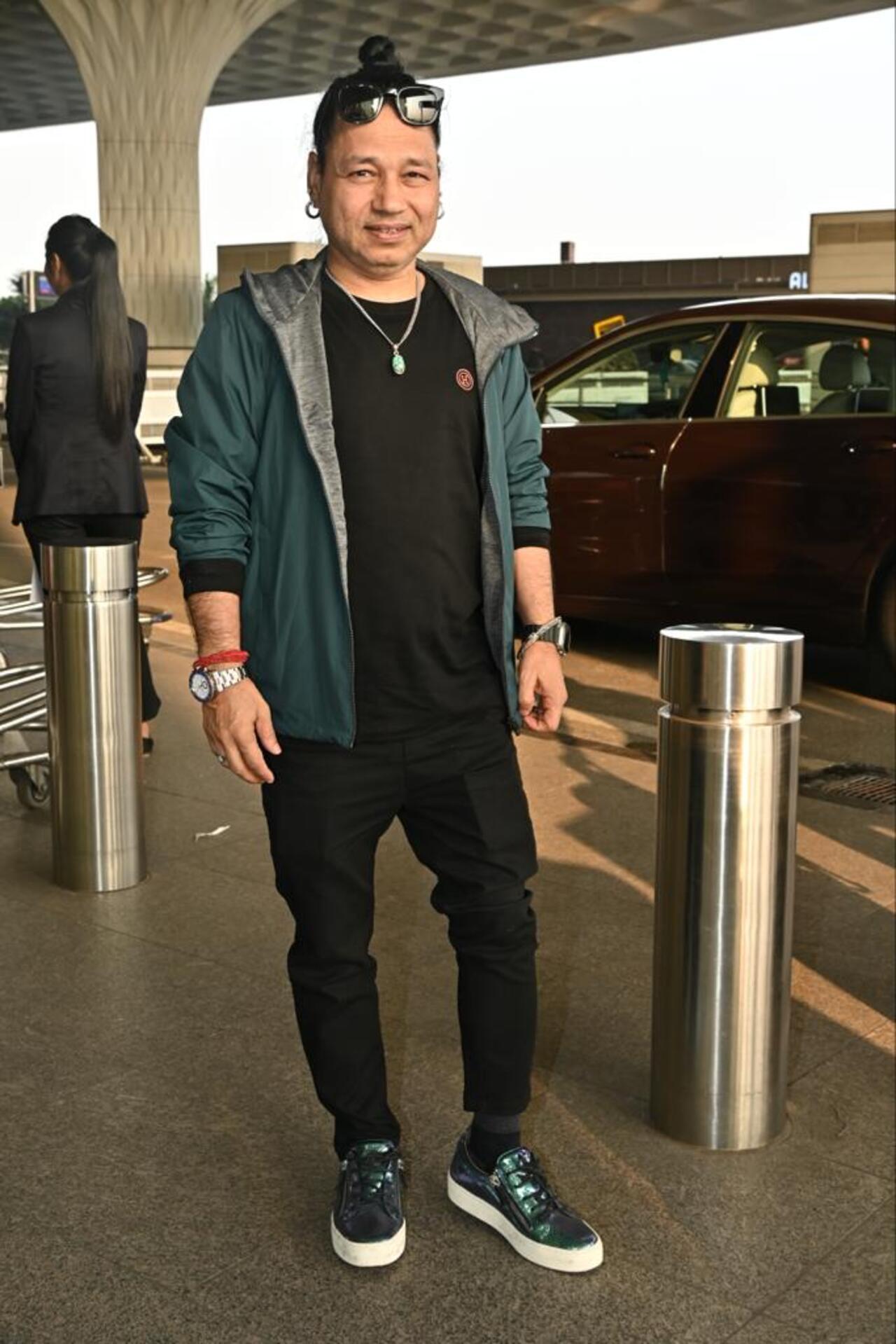 Kailash Kher posed for paparazzi at the airport