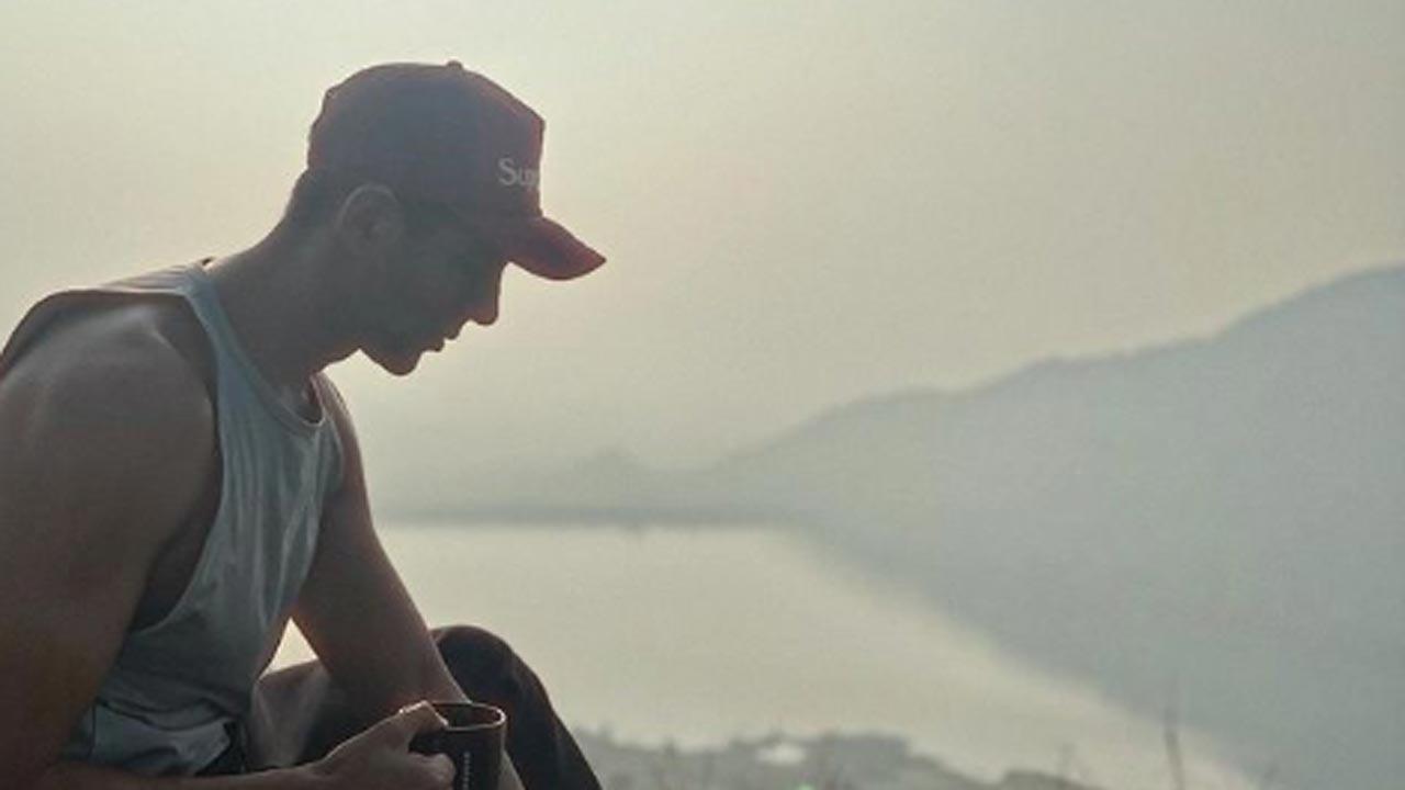 Kartik Aaryan relaxes at hillside amid 'Chandu Champion' shoot