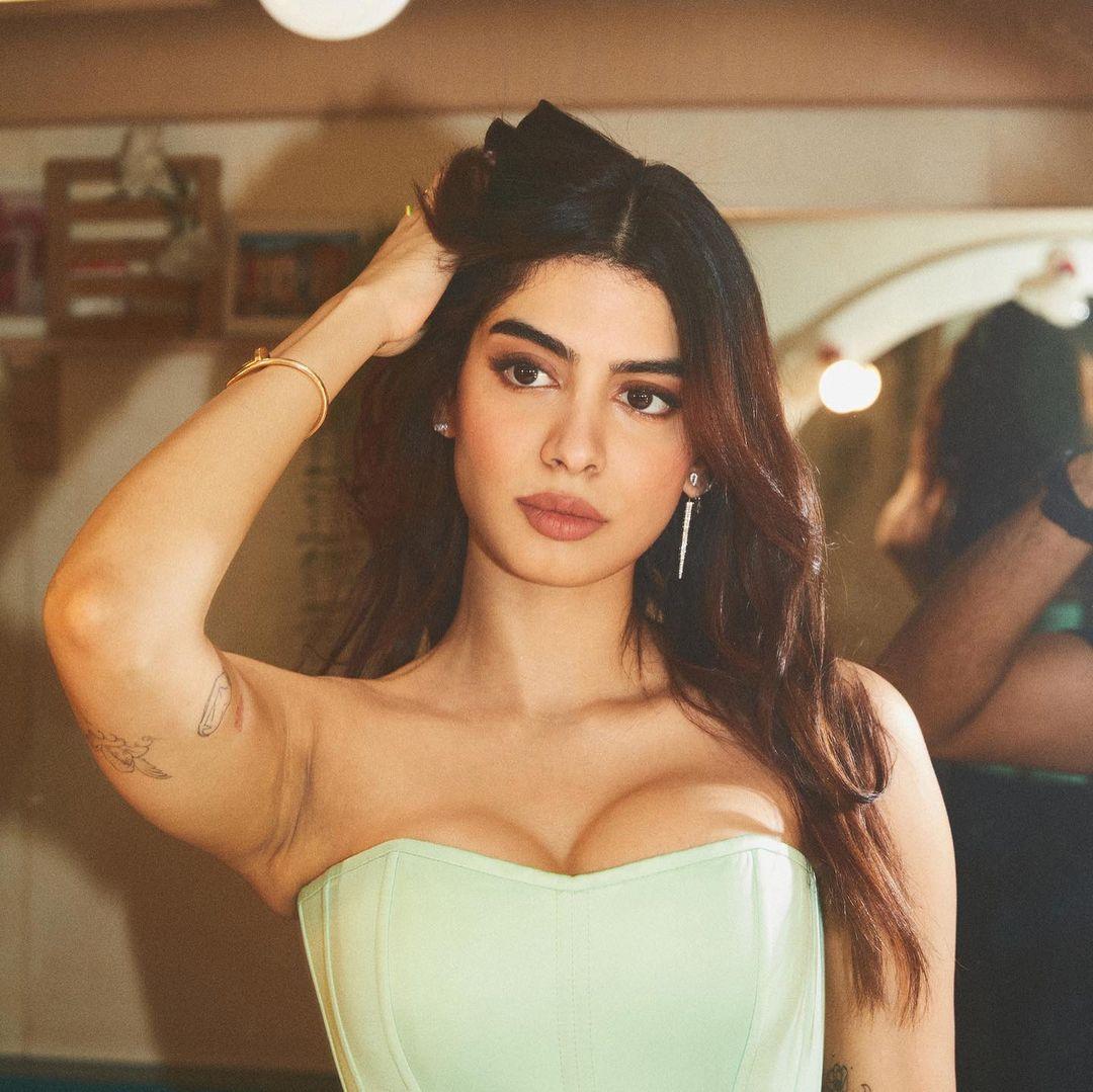 The starlet left her hair open and accsorised with simple hoops