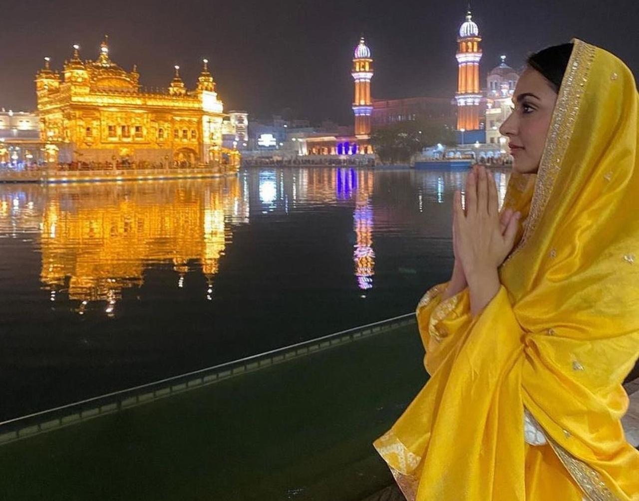Kiara Advani offered prayers at the Golden Temple a couple of years ago. The actress was dressed in a yellow suit (Source/Kiara Advani Instagram)