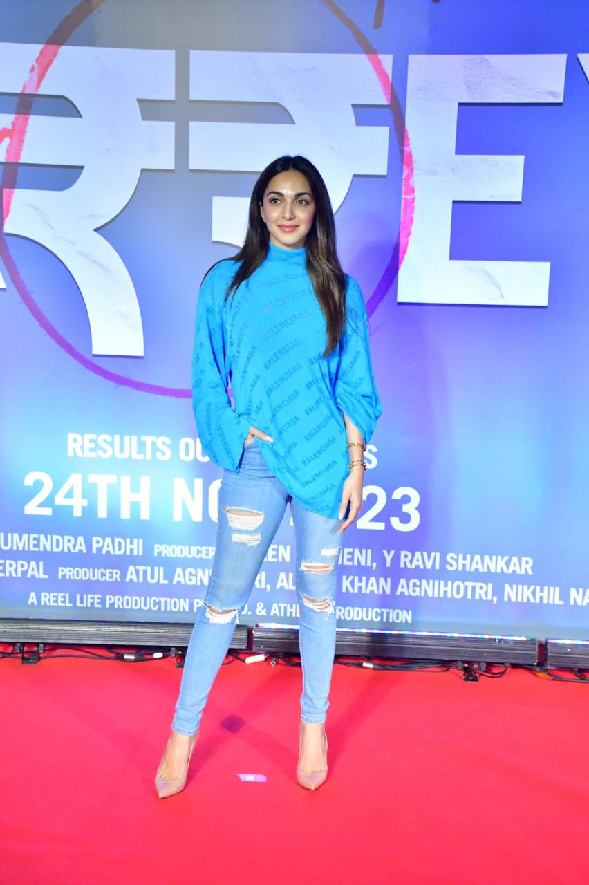 Kiara Advani arrived at the screening in a casual yet glam outfit. The actress paired trusty jeans and a blue top that certainly drove our blues away