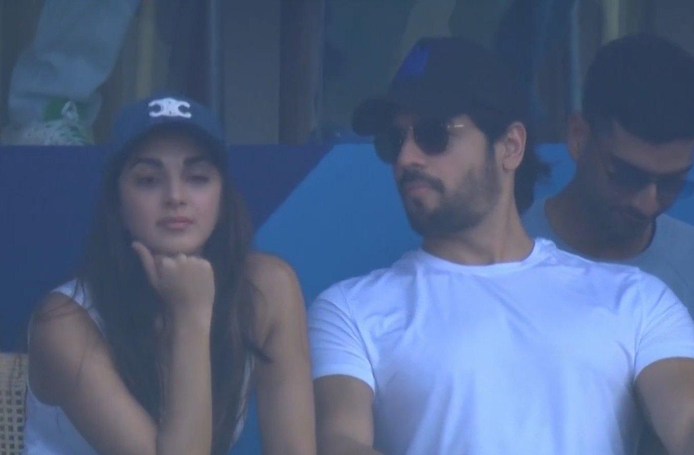 Bollywood's favourite lovebirds, Sidharth Malhotra and Kiara Advani marked their attendance at the match