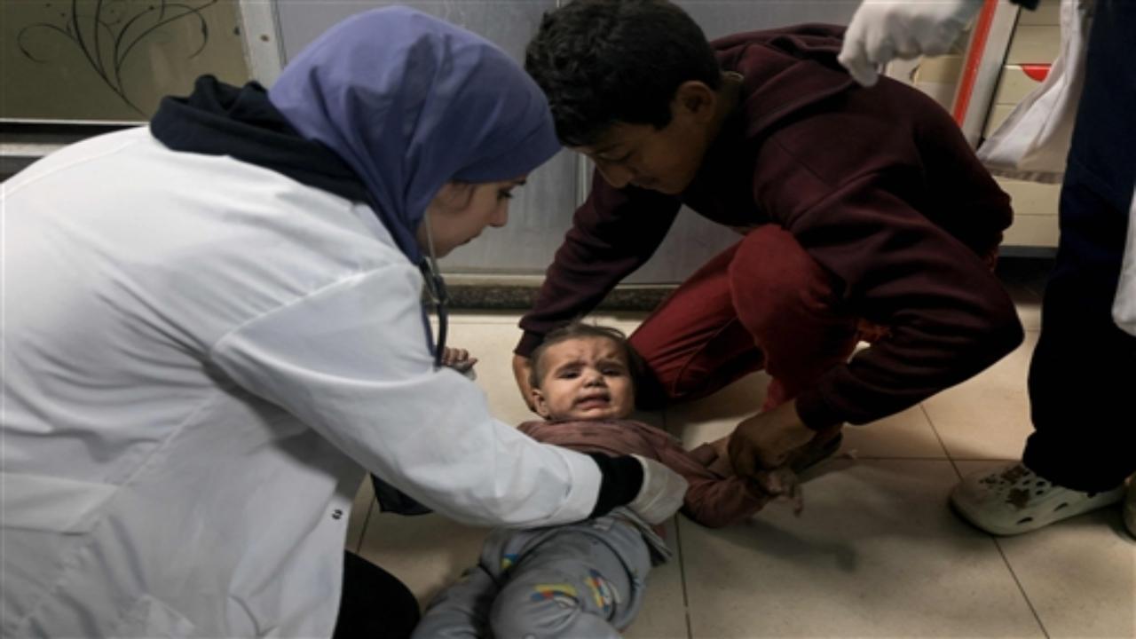 Thousands of people appear to have fled from Gaza's largest hospital as Israeli forces and Palestinian militants battle outside its gates, but hundreds of patients, including dozens of babies at risk of dying because of a lack of electricity, remained inside